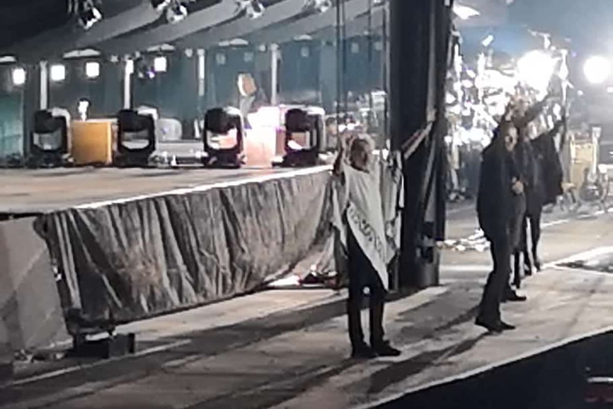 Roger Waters vistió el poncho que le regaló Maria Alejandra Gonzalez, hermana de Néstor Miguel, muerto el 12 de junio de 1982 en la batalla de Monte Longdon.