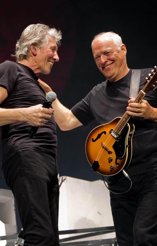 Roger Waters y David Gilmour el 12 de mayo de 2011, en el O2 Arena de Londres y en el marco del tour del bajista con The Wall; sería la última vez que los ex Pink Floyd compartirían escenario: las diferencias entre ambos continuarían e incluso se acentuarían en los años siguientes