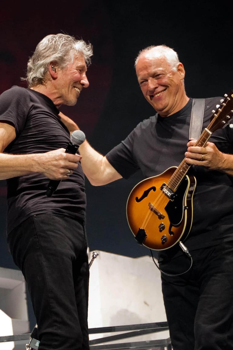 Roger Waters y David Gilmour el 12 de mayo de 2011, en el O2 Arena de Londres y en el marco del tour del bajista con The Wall; sería la última vez que los ex Pink Floyd compartirían escenario: las diferencias entre ambos continuarían e incluso se acentuarían en los años siguientes