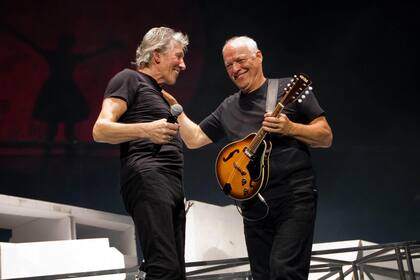 Roger Waters y David Gilmour en 2011, en el O2 Arena de Londres; hace 35 años que se enfrentan y una millonaria transacción podría dar por terminadas todas las diferencias