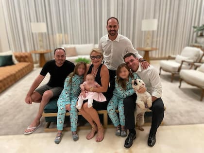 Rogéria, junto a los tres hijos que tuvo con Jair Bolsonaro: Carlos, Eduardo y Flavio (de derecha a izquierda)