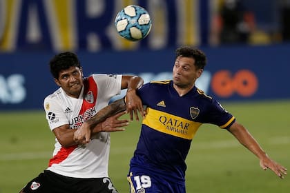Rojas de River Plate lucha por la posesión del balón con Mauro Zarate de Boca Juniors.