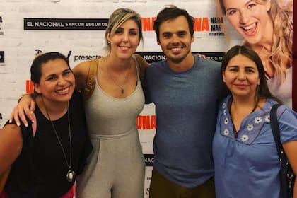 Rojas junto a Nancy, Naty y Roxana, las enfermeras que cuidaron a su hija