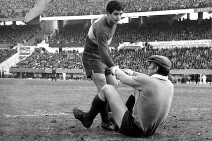 Rojitas ayuda a Amadeo Carrizo a levantarse, durante el superclásico que terminó con la Tragedia de la Puerta 12