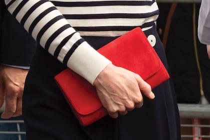Rojo carmesí, para darle color a una propuesta estilo marinero que lució en un acto oficial en mayo de 2019.