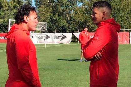 Rojo junto a Gabriel Milito, el actual técnico de Estudiantes, en una charla que tuvo lugar en marzo del año pasado cuando el defensor pidió permiso para entrenarse ese día con el plantel en La Plata