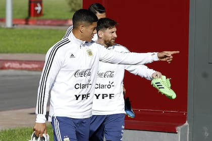 Rojo y Messi, juntos en la selección; el defensor contó que fue tentado para acompañar al rosarino en Inter Miami