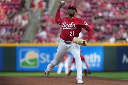 Rojos colocan a Greene en lista de lesionados por 15 días y firman a Miley por un año.