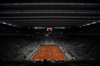 Rafael Nadal tuvo su primera vez bajo la cubierta nueva de la cancha en la que ganó 12 veces Roland Garros; el juego del español cambia cuando es en estadios cerrados.