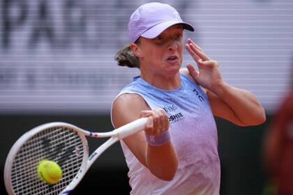 Roland Garros: Iga Swiatek vence a Emma Raducanu y recupera sensaciones