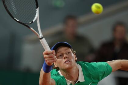Roland Garros: Jannik Sinner amansa a Andrey Rublev y avanza a cuartos de final