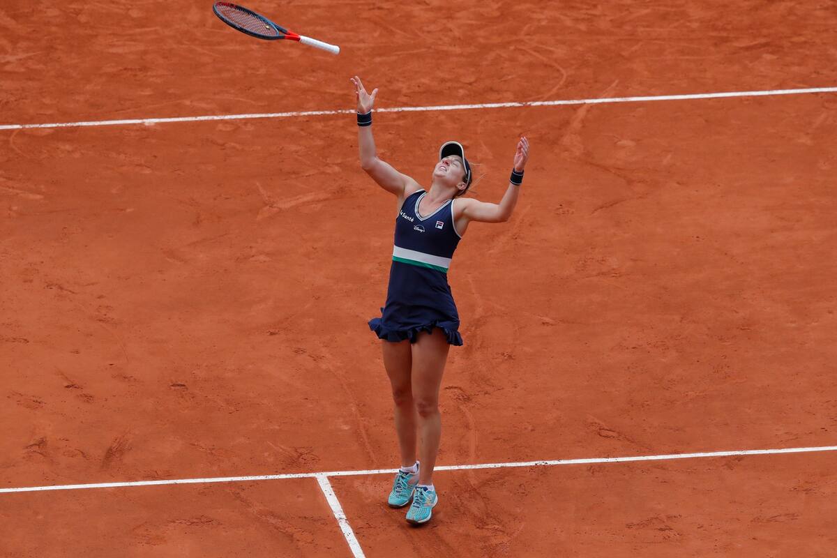 Roland Garros, París, Francia - 6 de octubre de 2020 La argentina Nadia Podoroska celebra ganar su partido de cuartos de final contra la ucraniana Elina Svitolina
