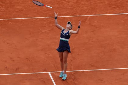 Roland Garros, París, Francia - 6 de octubre de 2020 La argentina Nadia Podoroska celebra ganar su partido de cuartos de final contra la ucraniana Elina Svitolina
