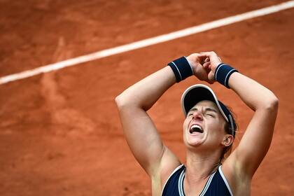 Roland Garros, París, Francia - 6 de octubre de 2020 La argentina Nadia Podoroska celebra ganar su partido de cuartos de final contra la ucraniana Elina Svitolina