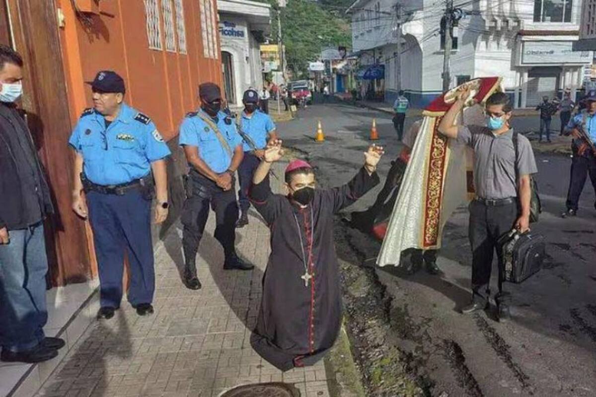 Rolando Álvarez ya había sido asediado por las fuerzas
