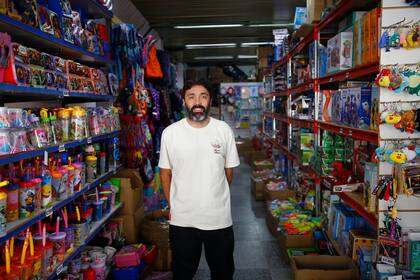 Rolando Arancibia, dueño de una distribuidora de juguetes, perdió todo el depósito del subsuelo y hasta más de un metro en la planta baja de su local