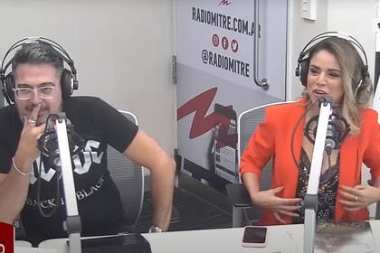 Rolando Barbano y Marina Calabró confirmaron su romance, en vivo, en el programa de radio que comparten