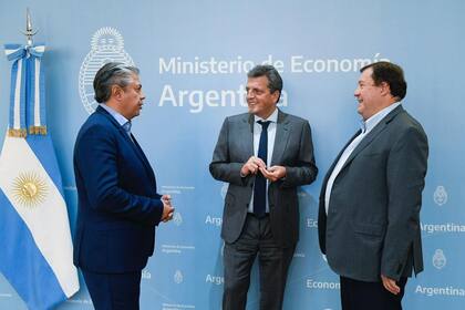 Rolando Figueroa, gobernador electo de Neuquén, y Alberto Weretilneck, mandatario electo de Río Negro, junto a Sergio Massa