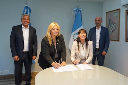 Rolando Figueroa, junto a las legisladoras nacionales por Neuquén: la diputada Karina Moureira y la senadora Julieta Carroza