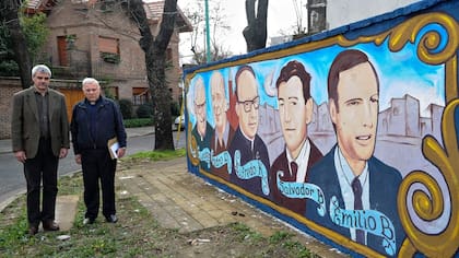 Rolando Savino y el padre Rodolfo Capalozza, que en la época de la masacre era seminarista y se salvó porque había ido a dormir esa noche a la casa de sus padres
