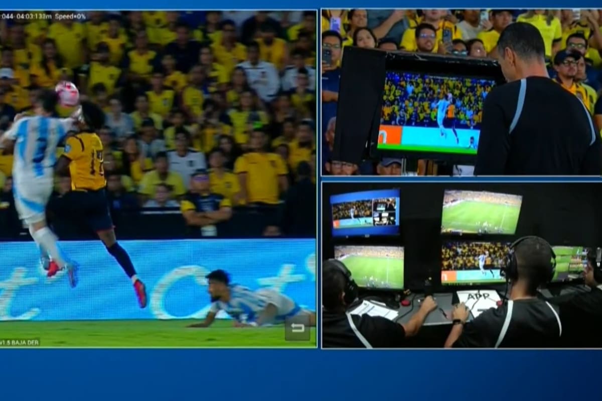 Roldán en el VAR viendo la jugada polémica en la que derivó en el penal para Ecuador