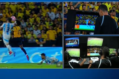 Roldán en el VAR viendo la jugada polémica en la que derivó en el penal para Ecuador
