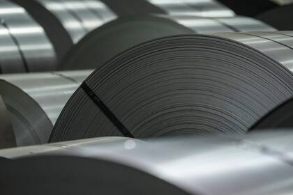 Rollos de acero en la siderúrgica de ArcelorMittal Dofasco en Hamilton, Canadá, el viernes 14 de febrero de 2025. (Chris Young/The Canadian Press via AP)