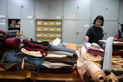 Rollos de tela y materiales seleccionados para futuras producciones. Según explican en el taller, una gran ópera puede requerir miles de metros de tela y decenas de personas trabajando en simultáneo.