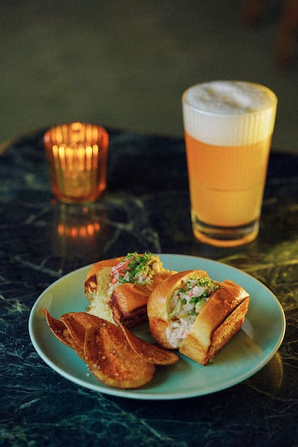 Rolls de langostinos con cerveza espumosa.