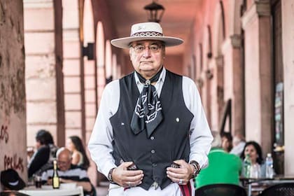 El conductor prometió que aprenderá a tocar folclore con el saxofón