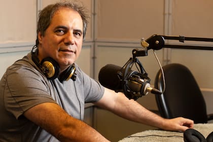 Su fuerte es el humor, los remates cortos y efectivos; junto a Marcelo Longobardi y María Isabel Sánchez forma un trío que juega al tetris con las palabras cada mañana, en Radio Mitre.