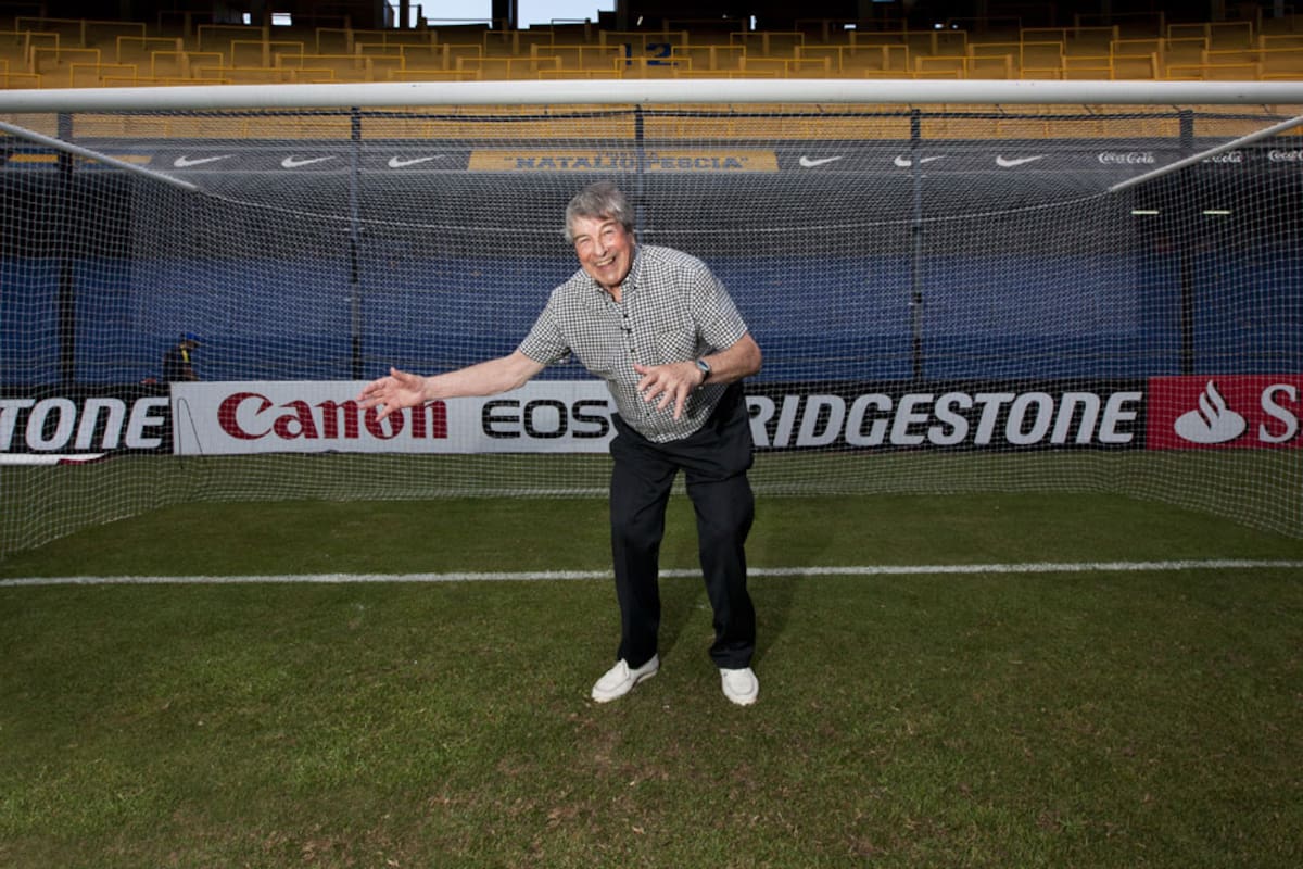 Roma, bromista, en el arco de la Bombonera