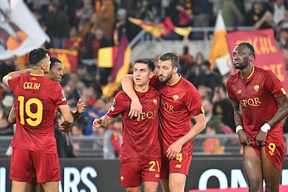 Roma, con Paulo Dybala (21), se quedó con el partido de ida en las semifinales de la Europa League; el jueves próximo jugarán en Bayer Leverkusen.