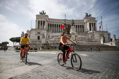 Sin turistas a la vista, se puede pasear con tranquilidad por Roma