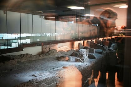 Roma inaugura estación de metro debajo del Coliseo, con exhibiciones de artefactos antiguos