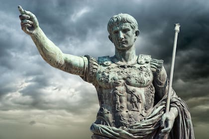 Roma, Italia. Estatua de bronce del emperador Augusto