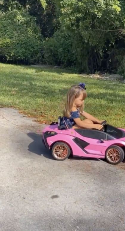 Roma, la hija menor de Rocío Guirao Díaz y Nicolás Paladini paseando en su auto rosa por Miami