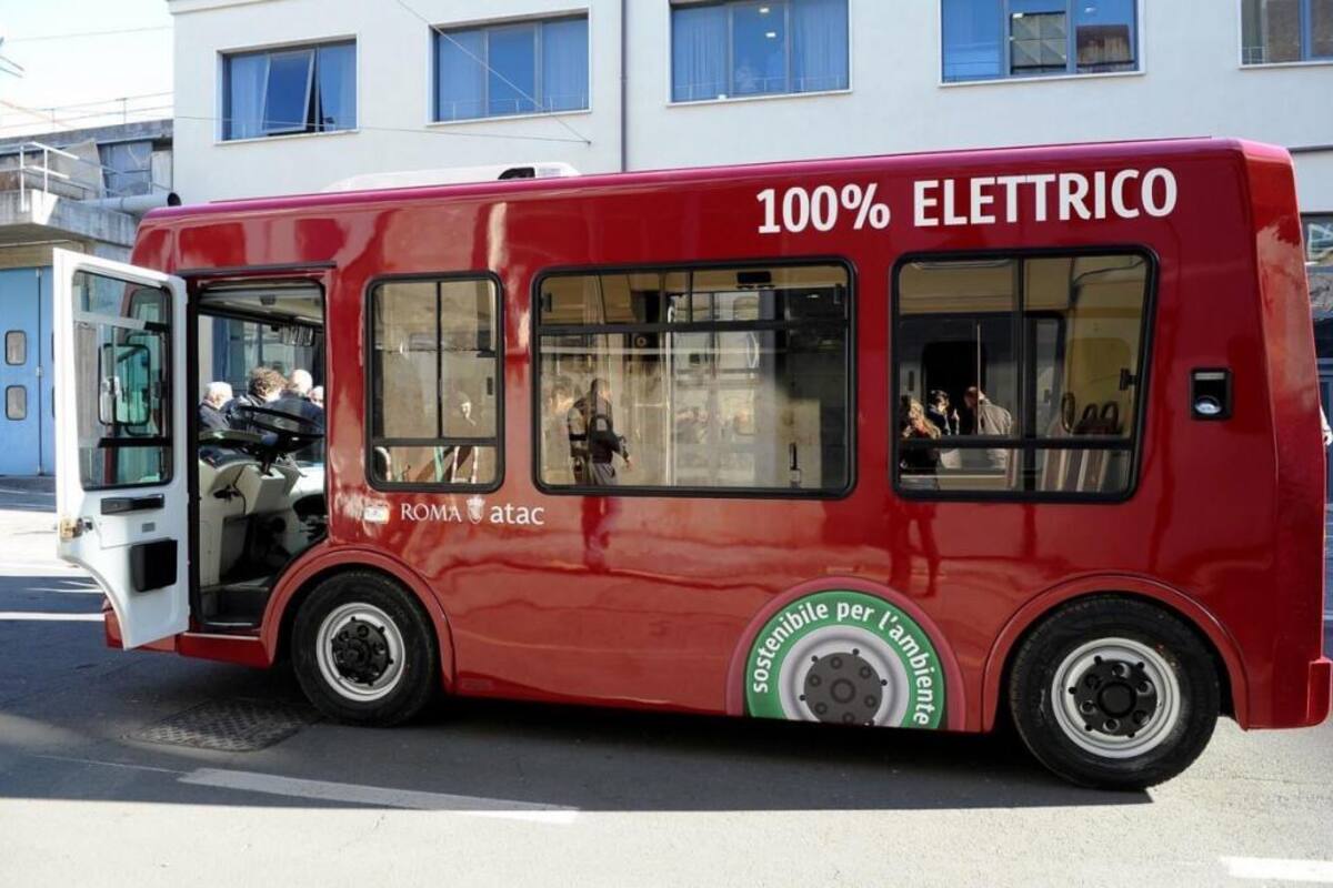 Roma picó en punta y presentó su primer minibus eléctrico en 2018