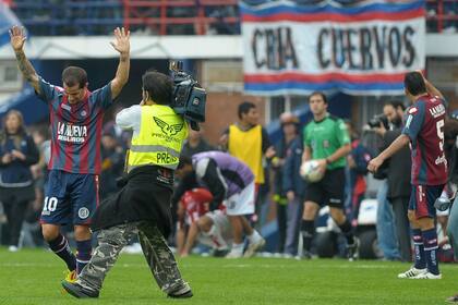 Romagnoli recibe el cariño de los hinchas