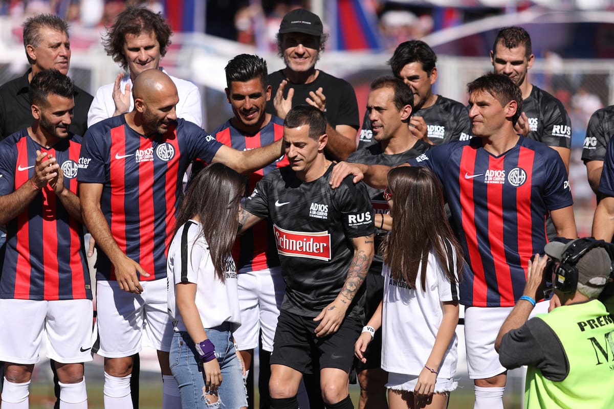 Romagnoli, rodeado de sus hijas y de varios símbolos de San Lorenzo