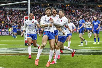 Romain Ntamack empiza la celebración tras marcar uno de los tries de Francia ante Italia en el Stade de France