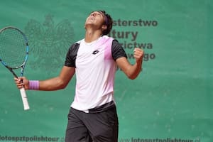 Román Burruchaga celebrando su primer título profesional en el mundo del tenis: el M15 de Gdynia, Polonia.