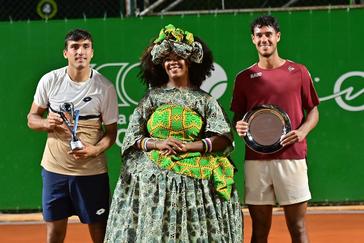 Román Burruchaga ganó el Challenger de Costa do Sauípe: en la ceremonia de premiación, con una mujer con clásico atuendo de Bahía y el finalista, el paraguayo Adolfo Vallejo