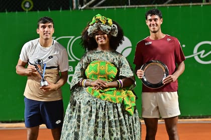 Román Burruchaga ganó el Challenger de Costa do Sauípe: en la ceremonia de premiación, con una mujer con clásico atuendo de Bahía y el finalista, el paraguayo Adolfo Vallejo