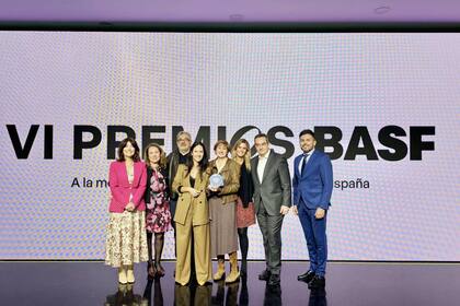 Román decidió abrirse a la curiosidad, acompañado del trabajo duro, lo que lo llevó finalmente a crecer y ser nombrado director de Comunicación.