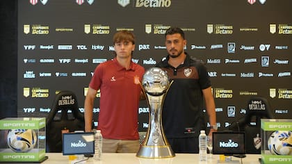 Román Gómez, joven defensor de Estudiantes, y Vázquez, el capitán de Platense, en la conferencia de prensa previa a la definición del Trofeo de Campeones.
