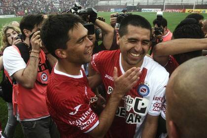 Román logró el ascenso con Argentinos, pero no se sabe si seguirá en el Bicho