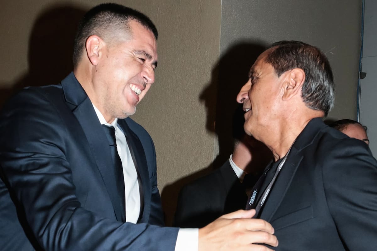 Román Riquelme, el presidente de Boca, sonríe durante una charla con Ramón Díaz en ocasión del sorteo de la etapa de grupos de la Copa Libertadores.