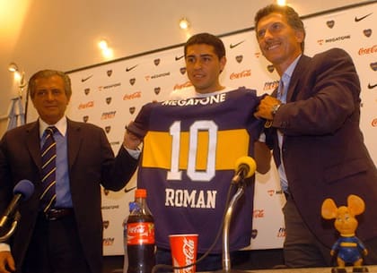 Román Riquelme durante su presentación en 2007. Un año más tarde, el Xeneize le compraría el pase definitivamente al Villarreal