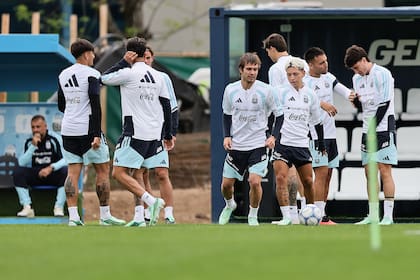 Román Vega, Nico Paz, Franco Mastantuono, Guido Prestianni, Thiago Palacios y Matías Soulé, parte de la renovación de la selección